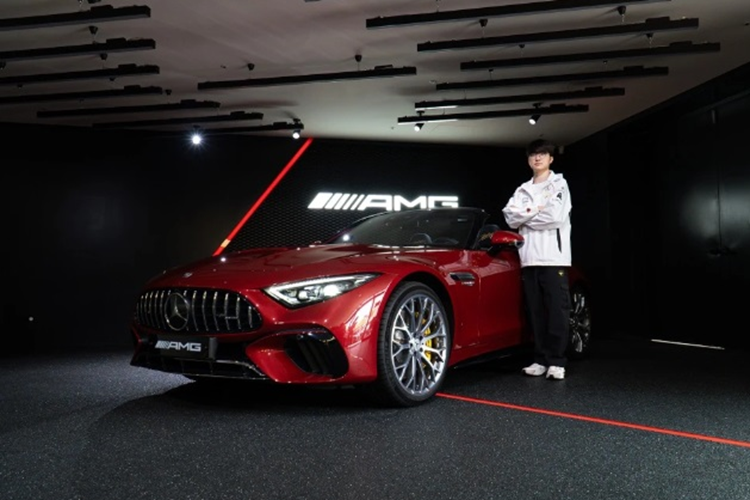 Được biết, chiếc Mercedes-AMG SL 63 4MATIC+ của Game thủ Faker được sản xuất dành riêng cho anh, nhằm tri ân người đầu tiên được vinh danh ở "Đại sảnh huyền thoại" của bộ môn eSports Liên Minh Huyền Thoại.