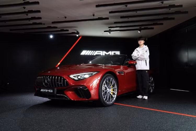 Được biết, chiếc Mercedes-AMG SL 63 4MATIC+ của Game thủ Faker được sản xuất dành riêng cho anh, nhằm tri ân người đầu tiên được vinh danh ở "Đại sảnh huyền thoại" của bộ môn eSports Liên Minh Huyền Thoại.