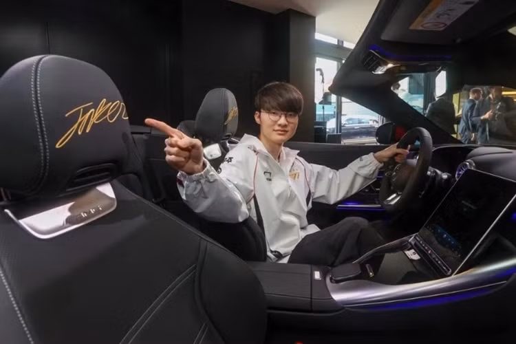 Theo công bố, Mercedes-AMG SL 63 4MATIC+ có thể tăng tốc lên 100 km/h từ vị trí đứng yên trong 3,6 giây trước khi đạt tốc độ tối đa 315 km/h.