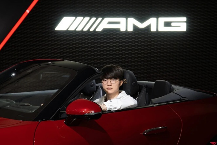 Chính vì thế, xe sở hữu nhiều chi tiết cá nhân hóa của Mercedes-AMG SL 63 4MATIC+ cho Lee Faker Sang-hyeok như: chữ ký trên tựa đầu ghế, bậc bước chân và thảm sàn của xe.