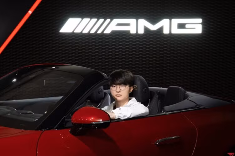 Chính vì thế, xe sở hữu nhiều chi tiết cá nhân hóa của Mercedes-AMG SL 63 4MATIC+ cho Lee Faker Sang-hyeok như: chữ ký trên tựa đầu ghế, bậc bước chân và thảm sàn của xe.