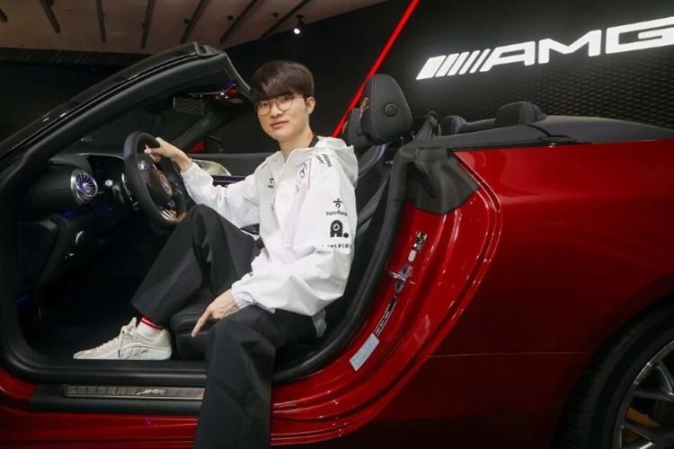 Cung cấp sức mạnh cho Mercedes-AMG SL 63 4MATIC+ là khối động cơ V8 Biturbo 4.0L, sản sinh công suất 585 mã lực và mô-men xoắn 800 Nm. Đi kèm với động cơ này là hộp số 9 cấp tự động Speedshift MCT 9G và hệ dẫn động 4 bánh toàn thời gian biến thiên thông minh 4MATIC+