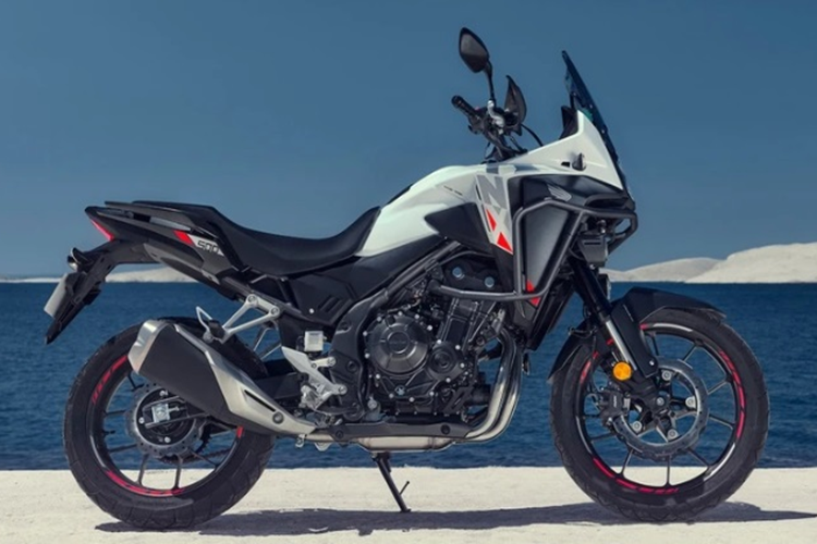 Cung cấp sức mạnh cho xe là động cơ 2 xy-lanh, dung tích 399 cc. Khối động cơ này sản sinh công suất 45,3 mã lực tại 9.000 vòng/phút, mô-men xoắn cực đại 38 Nm tại 7.500 vòng/phút.