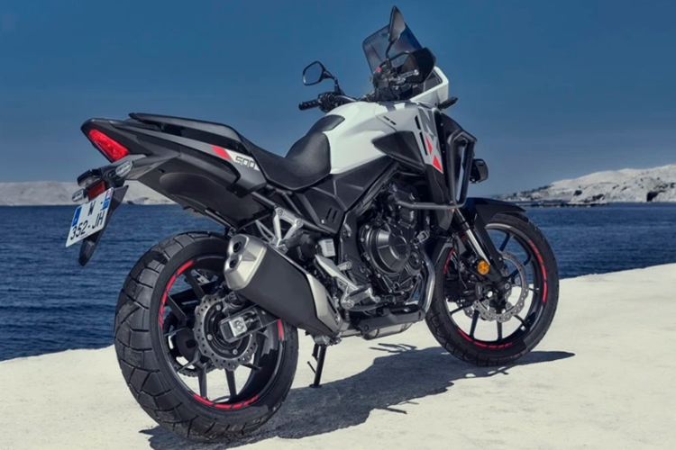 Xe có 2 tùy chọn màu sắc là: đen Matte Ballistic Black Metallic và trắng Pearl Glare White. Mức giá xe Honda NX400 2024 bán từ 891.000 yen (khoảng 145,67 triệu đồng).