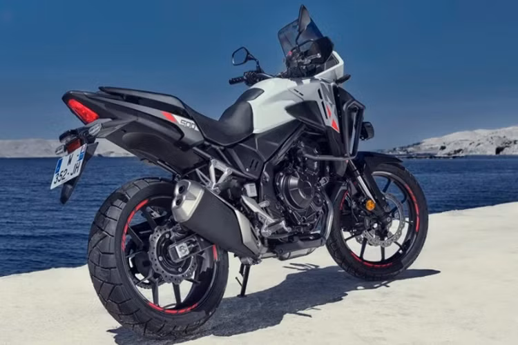 Xe có 2 tùy chọn màu sắc là: đen Matte Ballistic Black Metallic và trắng Pearl Glare White. Mức giá xe Honda NX400 2024 bán từ 891.000 yen (khoảng 145,67 triệu đồng).