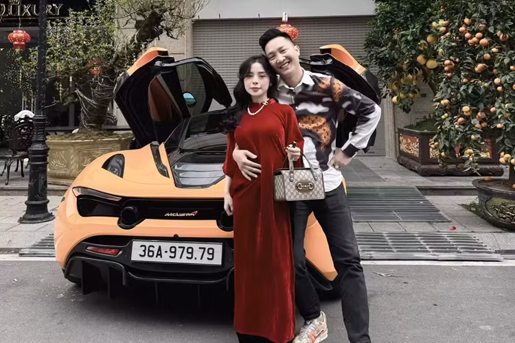 Chưa hết, chủ xe còn lựa chọn bộ mâm 5 chấu dạng chữ Y, kích thước 20 inch, với các chấu mâm đối xứng và do hãng độ Mansory sản xuất. Cuối cùng là việc lột xác nhẹ cho chiếc McLaren 720S này bằng bộ khuếch tán lớn, khá hầm hố, cản sau sử dụng carbon của TopCar, thay vì dạng vật liệu composite nhẹ của nguyên bản, giúp tổng thể xe hài hòa hơn.