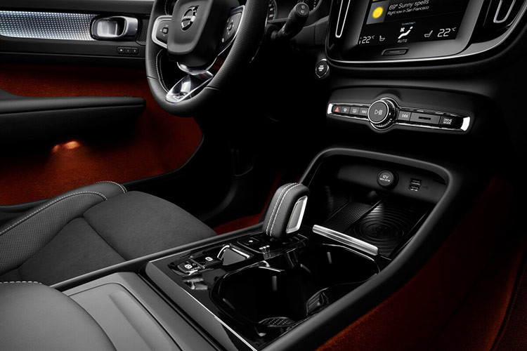 Xe cũng sở hữu hàng loạt trang bị hỗ trợ lái an toàn như: hỗ trợ giảm thiểu/tránh va chạm, phát hiện có người đi bộ/người đạp xe/động vật cỡ lớn, cảnh báo khi người lái mất tập trung