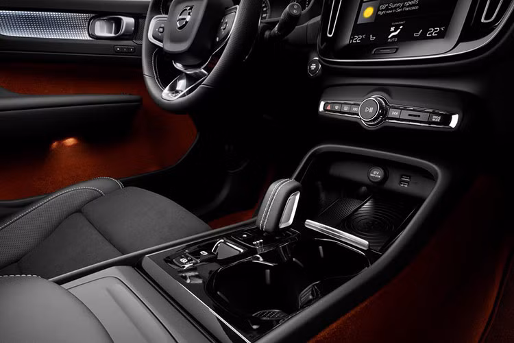 Xe cũng sở hữu hàng loạt trang bị hỗ trợ lái an toàn như: hỗ trợ giảm thiểu/tránh va chạm, phát hiện có người đi bộ/người đạp xe/động vật cỡ lớn, cảnh báo khi người lái mất tập trung