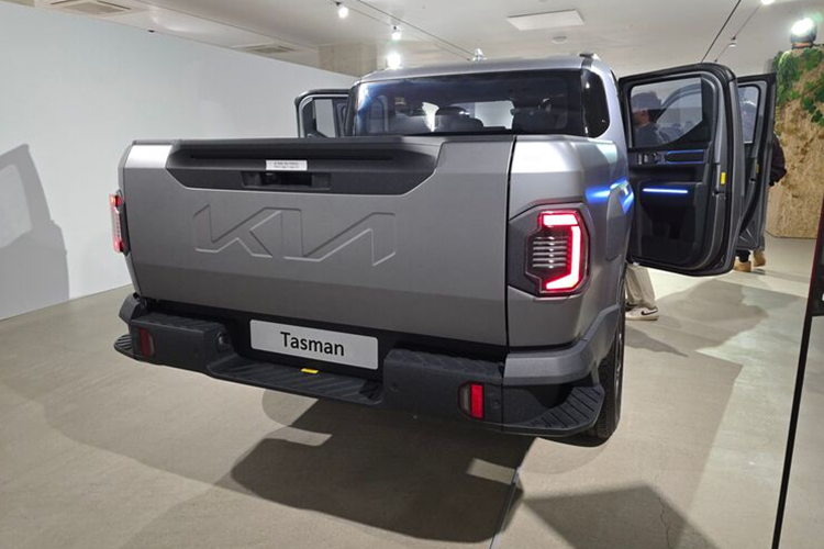 Hàn Quốc sẽ là thị trường đầu tiên bán Tasman vào nửa đầu năm 2025 trước khi mẫu bán tải đầu tiên của Kia đến Úc, Châu Phi và Trung Đông. Kia cho rằng Trung Đông sẽ là một trong những thị trường chính của mẫu bán tải này, do đó buổi ra mắt thế giới sẽ diễn ra tại Triển lãm Ô tô Quốc tế Jeddah.