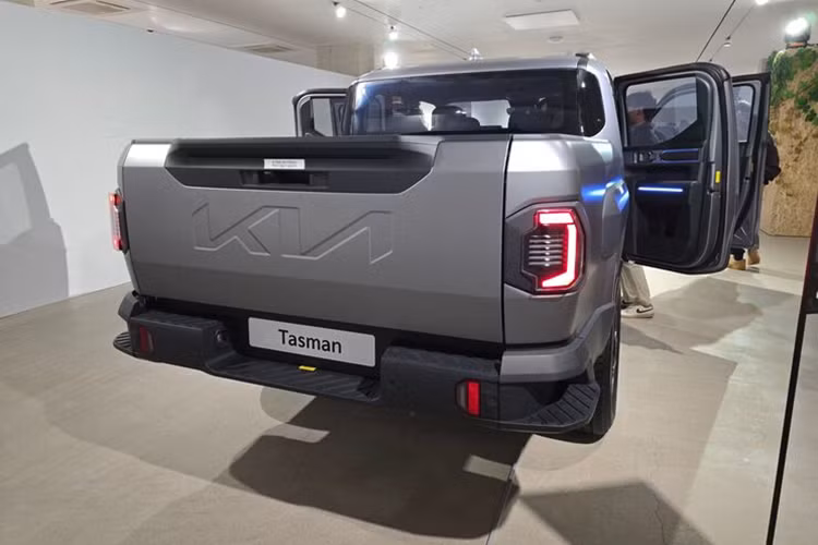 Hàn Quốc sẽ là thị trường đầu tiên bán Tasman vào nửa đầu năm 2025 trước khi mẫu bán tải đầu tiên của Kia đến Úc, Châu Phi và Trung Đông. Kia cho rằng Trung Đông sẽ là một trong những thị trường chính của mẫu bán tải này, do đó buổi ra mắt thế giới sẽ diễn ra tại Triển lãm Ô tô Quốc tế Jeddah.