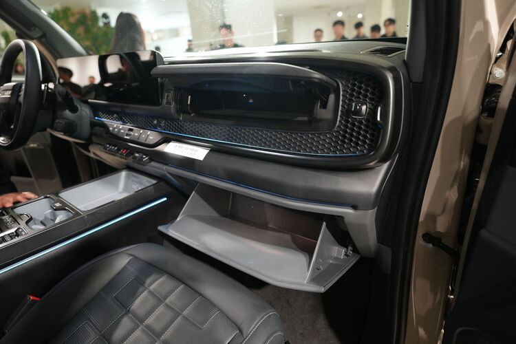 Tại Hàn Quốc, Tasman có động cơ xăng 2.5 lít sản sinh công suất 277 mã lực và mô-men xoắn 421 Nm. Khả năng tăng tốc không phải là vấn đề quan trọng trong phân khúc này nhưng nó sẽ đạt tốc độ 100 km/h trong 8,5 giây, tốc độ tối đa 185 km/h.