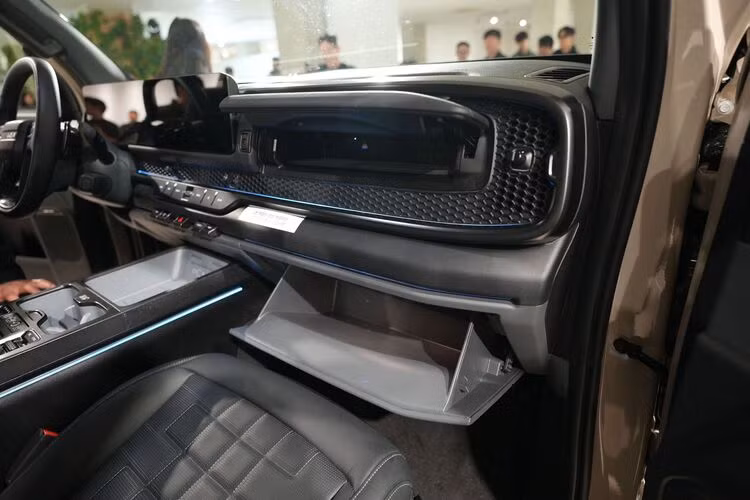 Tại Hàn Quốc, Tasman có động cơ xăng 2.5 lít sản sinh công suất 277 mã lực và mô-men xoắn 421 Nm. Khả năng tăng tốc không phải là vấn đề quan trọng trong phân khúc này nhưng nó sẽ đạt tốc độ 100 km/h trong 8,5 giây, tốc độ tối đa 185 km/h.