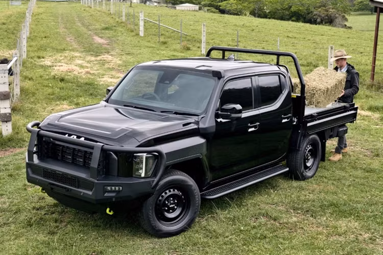 Có cụm đồng hồ kỹ thuật số 12,3 inch kết hợp với màn hình 5 inch ở giữa và màn hình cảm ứng 12,3 inch cho hệ thống thông tin giải trí. Bất chấp diện tích màn hình rộng rãi, Kia vẫn không từ bỏ các nút bấm truyền thống. Vẫn còn một số nút và công tắc cơ học để truy cập các chức năng thường được sử dụng nhất.