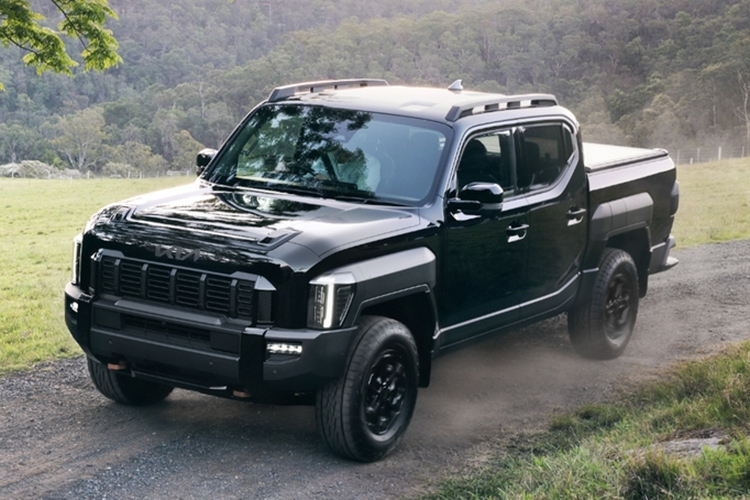 Mẫu xe bán tải Kia Tasman nổi bật với mặt trước độc đáo khi có đèn pha đặt dọc được đẩy sang hai bên. Ngoài ra còn có logo Kia cỡ lớn khác và nắp ca-pô xe phồng lên giúp xe trông cơ bắp hơn. Tasman có nội thất giống các mẫu ô tô điện nhà Kia hơn với cách bố trí 3 màn hình.