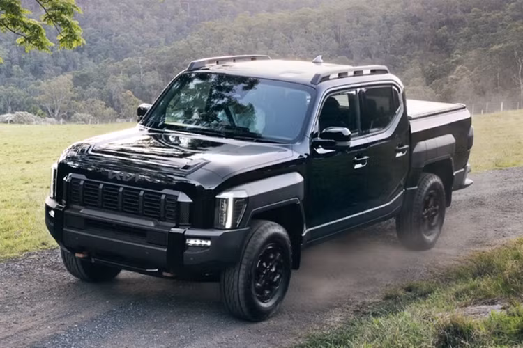 Mẫu xe bán tải Kia Tasman nổi bật với mặt trước độc đáo khi có đèn pha đặt dọc được đẩy sang hai bên. Ngoài ra còn có logo Kia cỡ lớn khác và nắp ca-pô xe phồng lên giúp xe trông cơ bắp hơn. Tasman có nội thất giống các mẫu ô tô điện nhà Kia hơn với cách bố trí 3 màn hình.