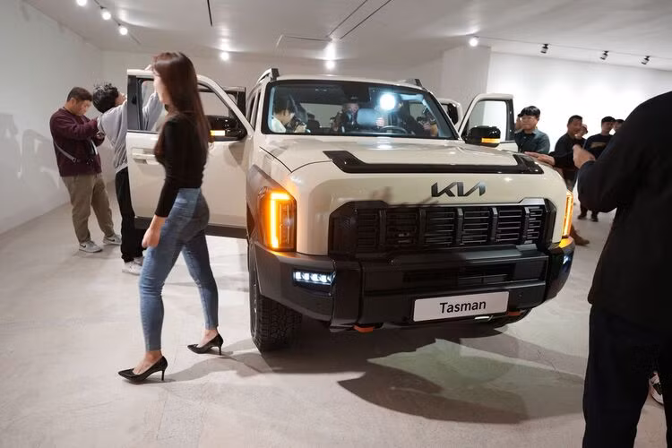 Kia đã thiết kế cho Tasman hệ thống treo trước xương đòn kép và trục sau cứng với lò xo và nhíp lá. Kia tuyên bố mẫu bán tải có thể lội nước sâu 800 mm.