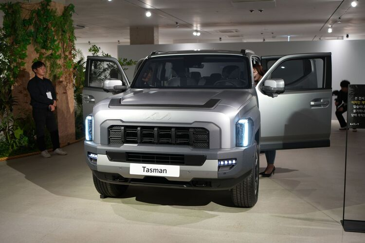 Có sẵn lốp dành cho mọi địa hình All-terrain với bánh xe 17 và 18 inch, cũng như nhiều chế độ lái để vượt qua nhiều loại bề mặt: Sa mạc, Bùn, Tuyết và Đá. hiện mức giá xe Kia Tasman 2025 chưa công bố.