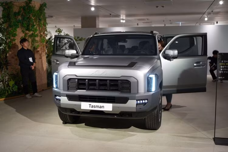 Có sẵn lốp dành cho mọi địa hình All-terrain với bánh xe 17 và 18 inch, cũng như nhiều chế độ lái để vượt qua nhiều loại bề mặt: Sa mạc, Bùn, Tuyết và Đá. hiện mức giá xe Kia Tasman 2025 chưa công bố.