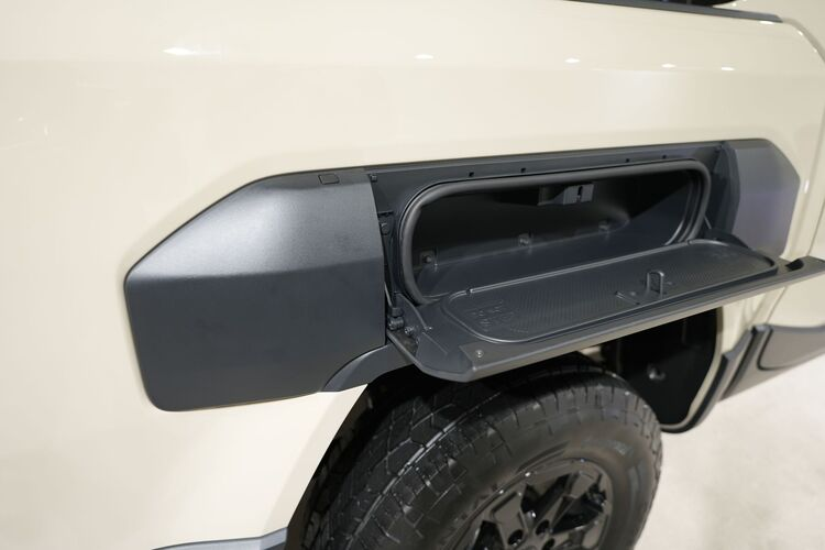 Tùy thuộc vào thị trường, Kia Tasman sẽ có sẵn hộp số sàn 6 cấp và hộp số tự động 8 cấp cùng với cấu hình dẫn động 4x2 và 4x4.