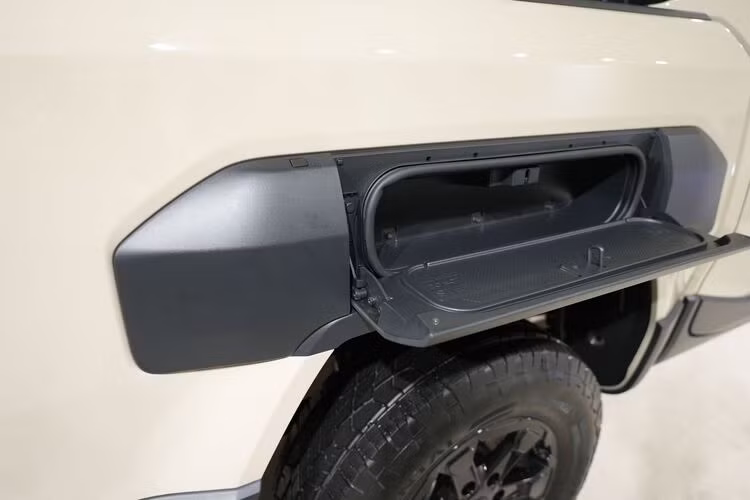 Tùy thuộc vào thị trường, Kia Tasman sẽ có sẵn hộp số sàn 6 cấp và hộp số tự động 8 cấp cùng với cấu hình dẫn động 4x2 và 4x4.