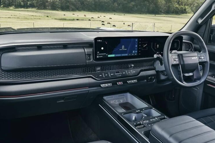 Tasman cũng có 2 chỗ sạc không dây, hệ thống âm thanh Harman Kardon, bàn điều khiển gập và tay nắm ở cột A. Kích thước của Kia Tasman gồm: dài 5.385 mm, rộng 1.905 mm và cao 1.905 mm. Chiều dài cơ sở 3.269 mm.