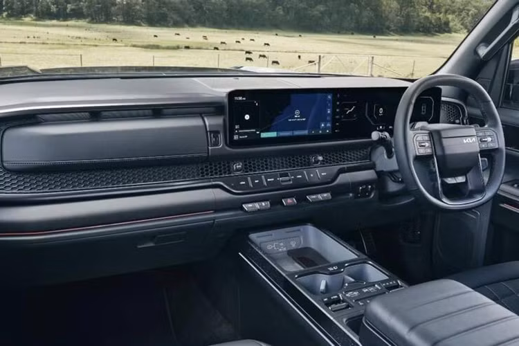 Tasman cũng có 2 chỗ sạc không dây, hệ thống âm thanh Harman Kardon, bàn điều khiển gập và tay nắm ở cột A. Kích thước của Kia Tasman gồm: dài 5.385 mm, rộng 1.905 mm và cao 1.905 mm. Chiều dài cơ sở 3.269 mm.