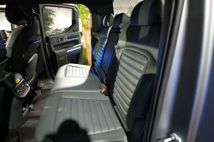 Tại Úc, Tasman có động cơ Turbo Diesel 2.2 lít công suất 207 mã lực và 441 Nm, mất 10,4 giây để đạt tốc độ 100 km/h. Tại Trung Đông và Châu Phi, khách hàng có thể lựa chọn hai loại động cơ xăng và diesel này.