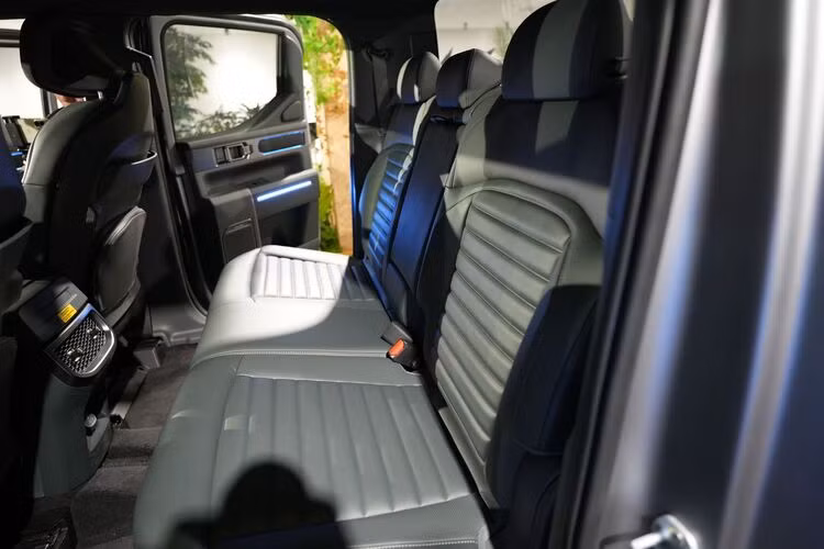 Tại Úc, Tasman có động cơ Turbo Diesel 2.2 lít công suất 207 mã lực và 441 Nm, mất 10,4 giây để đạt tốc độ 100 km/h. Tại Trung Đông và Châu Phi, khách hàng có thể lựa chọn hai loại động cơ xăng và diesel này.