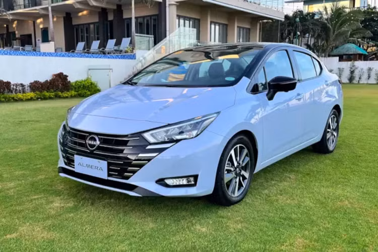  Nissan Almera 2024 mới phiên bản nâng cấp giữa vòng đời đã chính thức trình làng ở thị trường Thái Lan vào hồi tháng 5/2023. Sau 1 năm, mẫu sedan hạng B này mới rục rịch về Việt Nam. Theo một số nguồn tin, Nissan Almera phiên bản mới sẽ chính thức được bán ở thị trường Việt Nam vào nửa cuối năm nay.