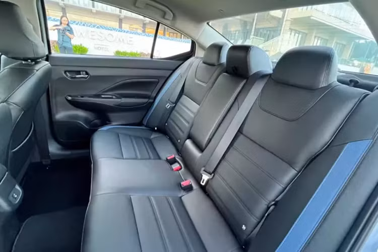 Bản tiêu chuẩn của xe dùng vành thép 15 inch với ốp mâm màu bạc trong khi bản cao cấp đi kèm mâm 16 inch có thiết kế phay xước 2 màu thể thao hơn. Thay đổi còn lại ở ngoại hình của mẫu sedan hạng B này là màu sơn xám Gray Sky Pearl mới, thay cho màu cam Monarch Orange cũ.