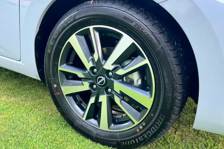 Tương tự xe ở Thái Lan, Almera tại Việt Nam sẽ được trang bị lưới tản nhiệt mới với những nan mạ crôm nằm ngang và tích hợp logo dạng 2D mới của hãng Nissan. Ngay cả khu vực hai bên lưới tản nhiệt cũng được tạo điểm nhấn bằng các nan mạ crôm. Thiết kế này khiến khu vực đầu xe của Almera mới trông rộng và bề thế hơn.