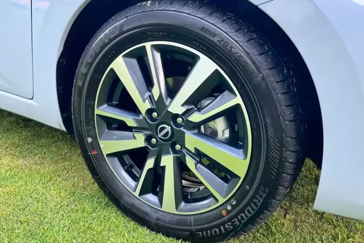 Tương tự xe ở Thái Lan, Almera tại Việt Nam sẽ được trang bị lưới tản nhiệt mới với những nan mạ crôm nằm ngang và tích hợp logo dạng 2D mới của hãng Nissan. Ngay cả khu vực hai bên lưới tản nhiệt cũng được tạo điểm nhấn bằng các nan mạ crôm. Thiết kế này khiến khu vực đầu xe của Almera mới trông rộng và bề thế hơn.