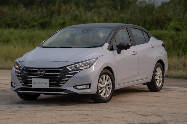 Trong khi đó, vô lăng được bọc da mềm mại hơn trước và gương chiếu hậu trong xe chuyển sang thiết kế không viền mới. Điểm nhấn tiếp theo trong trang bị của mẫu xe này là sạc điện thoại không dây, hệ thống kiểm soát hành trình Cruise Control và chìa khóa điều khiển từ xa mới.