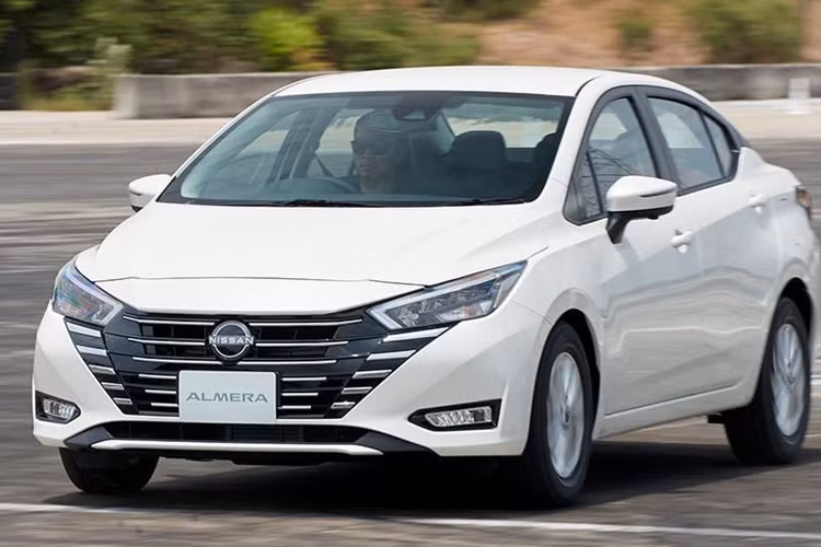 Vô lăng tích hợp phím chỉnh âm lượng/đàm thoại rảnh tay, bảng đồng hồ analog với màn hình TFT 7 inch, điều hòa tự động, màn hình cảm ứng trung tâm 8 inch, kết nối Apple CarPlay/Android Auto, cổng USB và hệ thống âm thanh 6 loa. Hàng ghế sau của xe chỉ có 1 cổng USB Type A và chưa có cửa gió điều hòa.