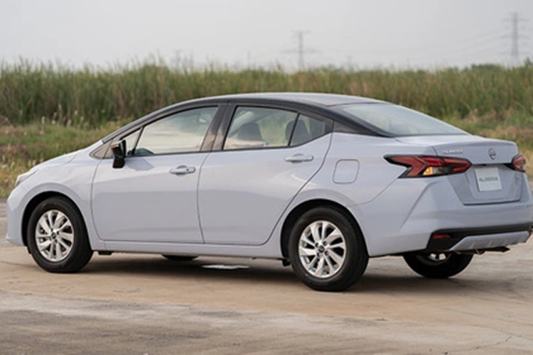 Động cơ của Nissan Almera mới vẫn được bê nguyên từ phiên bản cũ sang. Xe sử dụng động cơ xăng 3 xi-lanh, tăng áp, dung tích 1.0L, tạo ra công suất tối đa 100 mã lực và mô-men xoắn cực đại 152 Nm. Sức mạnh được truyền tới bánh thông qua hộp số tự động biến thiên vô cấp Xtronic CVT, cho phép xe chỉ tiêu thụ lượng xăng 23,3 km/lít (khoảng 4,29 lít/100 km).