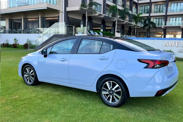 Bản cao cấp của xe có thể kết hợp với nóc đen để mang đến ngoại hình bắt mắt hơn. Bên trong xe, Nissan Almera có thêm một số chi tiết mới như chất liệu bọc mặt táp-lô. Ở bản cao cấp, mặt táp-lô sẽ được bọc màu xanh nhạt.