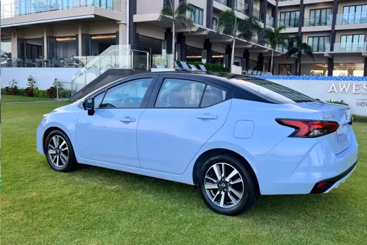 Bản cao cấp của xe có thể kết hợp với nóc đen để mang đến ngoại hình bắt mắt hơn. Bên trong xe, Nissan Almera có thêm một số chi tiết mới như chất liệu bọc mặt táp-lô. Ở bản cao cấp, mặt táp-lô sẽ được bọc màu xanh nhạt.