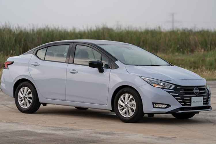 Trang bị an toàn của xe cũng được nâng cấp với những tính năng mới như hệ thống hỗ trợ đèn pha tự động, cảnh báo lệch làn đường và cảnh báo áp suất lốp. Những trang bị còn lại của mẫu sedan hạng B này giữ nguyên như cũ, bao gồm ghế bọc da tổng hợp, khởi động nút bấm, chìa khóa thông minh