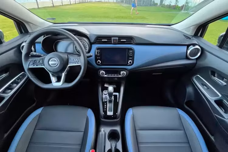 Bên dưới lưới tản nhiệt là cản trước mới, tích hợp hốc gió trung tâm hẹp. Trong khi đó, đèn pha của xe không có gì thay đổi, vẫn tích hợp dải đèn LED định vị ban ngày hình chữ "L" như trước. Ở khu vực bên sườn, Nissan Almera chỉ được bổ sung bộ vành la-zăng mới.