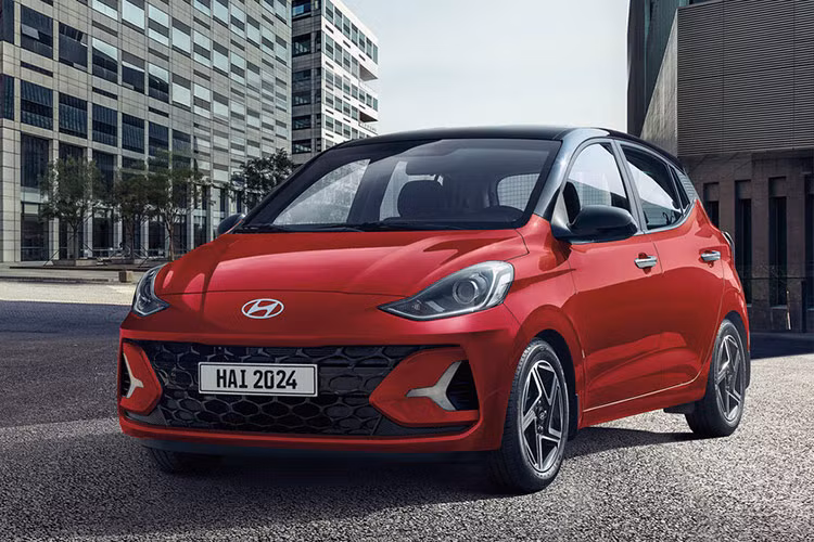 Cũng theo nguồn tin từ đại lý, Hyundai Grand i10 2024 sẽ giữ nguyên các phiên bản như đời cũ. Xe vẫn có 2 lựa chọn kiểu dáng là sedan và hatchback. Bản cao cấp nhất của mẫu xe hạng A này sẽ có giá khoảng 455 - 460 triệu đồng, tức là gần như không thay đổi so với trước. Hyundai Grand i10 bản cũ hiện có giá dao động từ 360 - 455 triệu đồng.