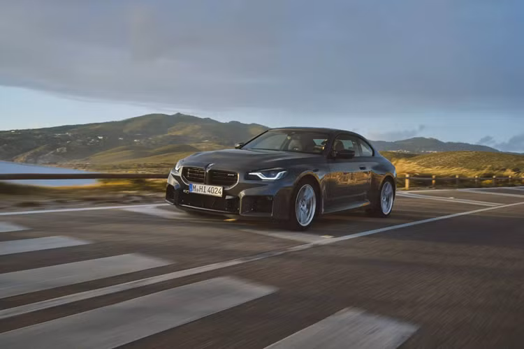 Ngoài ra, để đáp ứng nhu cầu của những tay lái yêu thích dòng M2 nhưng cần sự thuận tiện khi sử dụng xe hàng ngày, vẫn còn đó lựa chọn hộp số tự động M Steptronic 8 cấp.