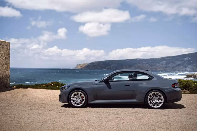 Đáng chú ý, những người đam mê cảm giác vận hành xe thể thao thuần khiết vẫn có thể đặt mua M2 2025 với hộp số sàn 6 cấp. Lúc này, thông số mô-men xoắn cực đại của xe sẽ là 550 Nm, không thay đổi so với đời cũ.