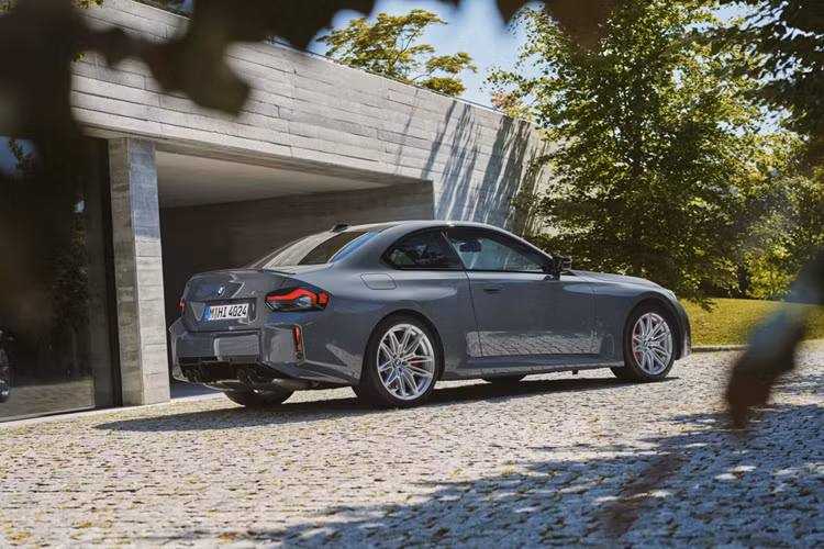 Cũng giống như dòng 2-Series mới, M2 sẽ được đưa vào sản xuất từ tháng 8 tới đây. Mức giá xe BMW M2 2025 bản tiêu chuẩn tăng từ 64.195 USD (khoảng 1,49 tỷ đồng) lên 66.075 USD (1,54 tỷ đồng).