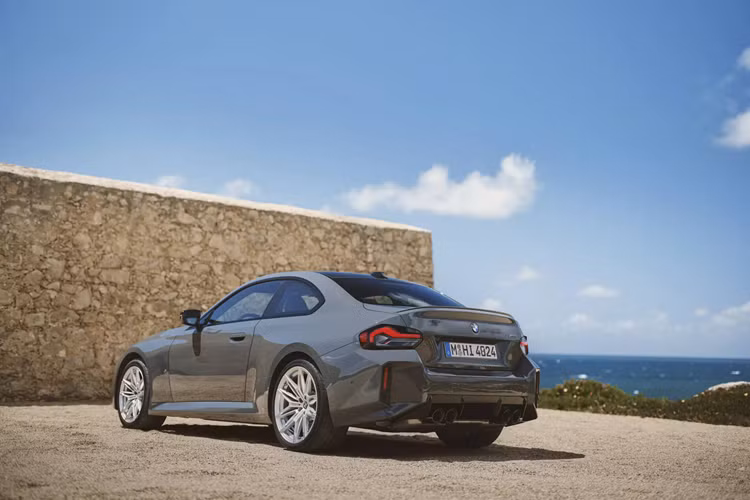 Đây sẽ là sự lựa chọn hợp lý đối với những người cần xe thể thao nhưng phải nhỏ gọn, chưa cần thêm 2 cửa nữa ở phía sau như BMW M3 có giá 75.295 USD (khoảng 1,76 tỷ đồng).