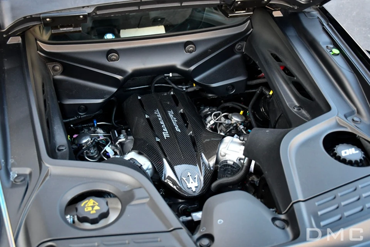 Các chi tiết ngoại thất khác bằng sợi carbon sẽ được bổ sung dần. Được làm từ sợi carbon, cánh gió này có thể điều chỉnh thủ công với 3 mức độ nghiêng GT, Corsa và Veloce. Cơ cấu này có chiều dài lên đến 1.753 mm.