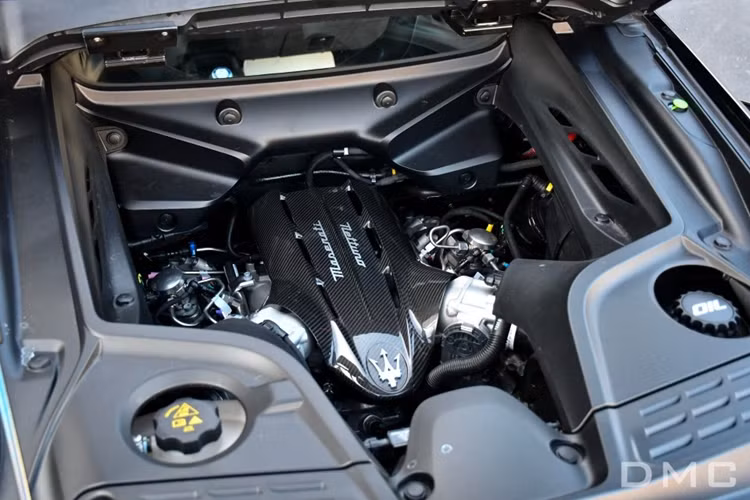 Các chi tiết ngoại thất khác bằng sợi carbon sẽ được bổ sung dần. Được làm từ sợi carbon, cánh gió này có thể điều chỉnh thủ công với 3 mức độ nghiêng GT, Corsa và Veloce. Cơ cấu này có chiều dài lên đến 1.753 mm.