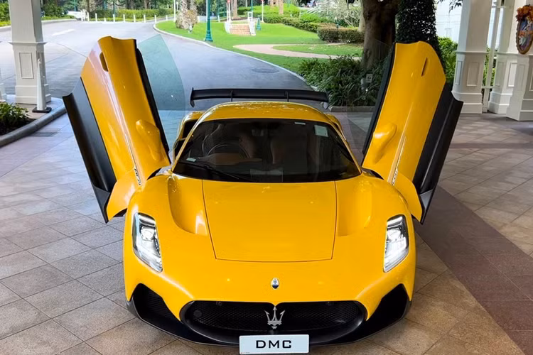 Hãng độ cho biết chỉ có 5 chiếc Maserati MC20 DMC GT2 sản xuất giới hạn, mức giá không được công bố. Hình ảnh thực tế cho thấy chiếc xe chỉ được nâng cấp cánh gió khí động học cỡ lớn mang phong cách GT2.