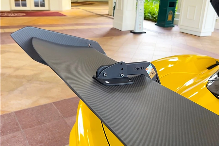 Maserati MC20 nhận được 2 nâng cấp ống xả thể thao Zesad Edizione-GT bằng thép không gỉ hoặc titanium cùng mức giá dao đồng từ 4.300 USD đến 10.000 USD. Hãng độ cũng cho phép khách hàng nâng cấp ốp khoang động cơ và nắp động cơ bằng sợi carbon.