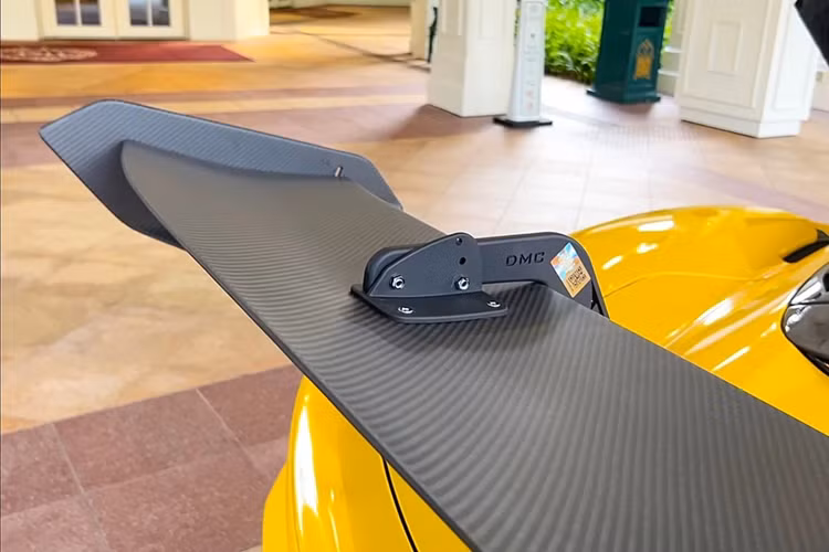 Maserati MC20 nhận được 2 nâng cấp ống xả thể thao Zesad Edizione-GT bằng thép không gỉ hoặc titanium cùng mức giá dao đồng từ 4.300 USD đến 10.000 USD. Hãng độ cũng cho phép khách hàng nâng cấp ốp khoang động cơ và nắp động cơ bằng sợi carbon.