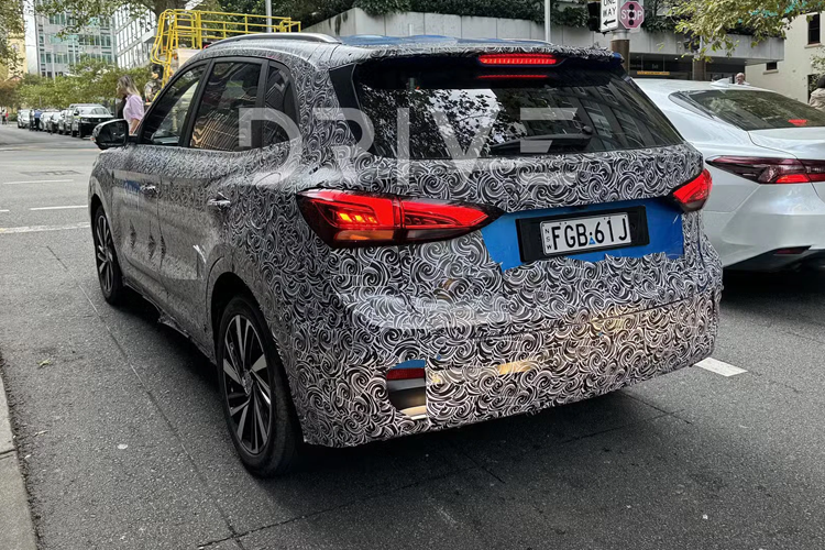 Trong khi đó, phiên bản hybrid dự kiến sẽ sử dụng động cơ xăng 4 xi-lanh chu kỳ Atkinson 1.5L, sản sinh công suất 101 mã lực và mô-men xoắn 128Nm, kết hợp cùng mô-tơ điện 100kW và mô-men xoắn 250Nm, cho tổng công suất hệ thống là 192 mã lực.